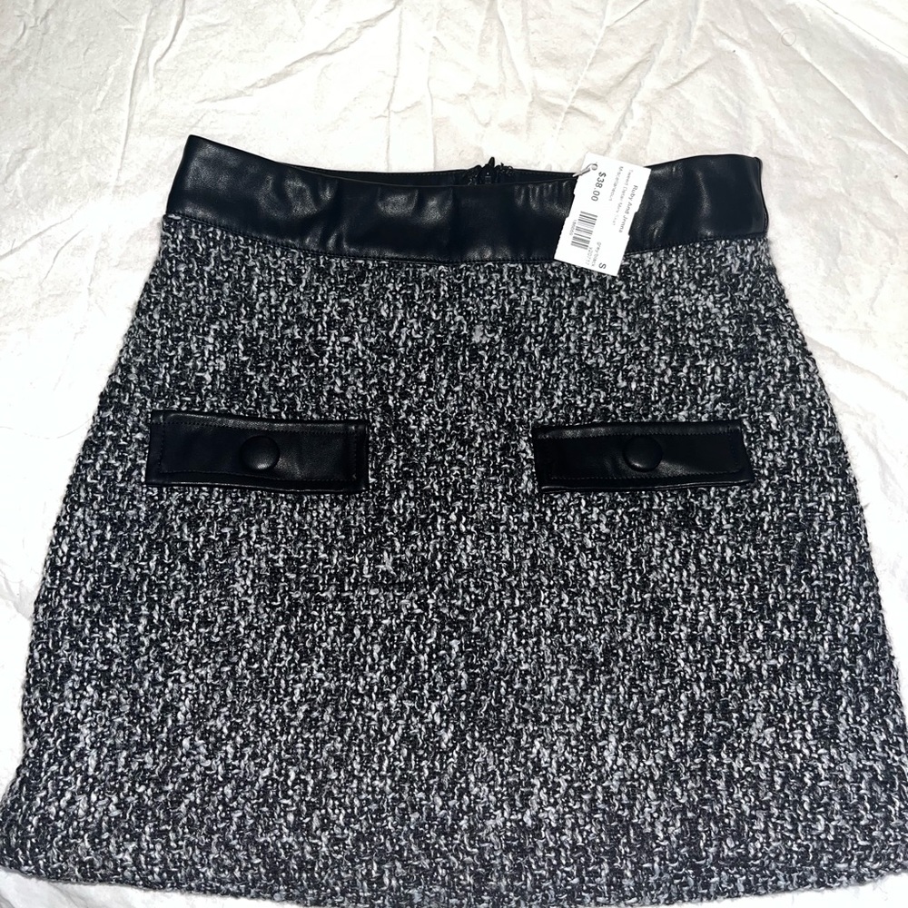 Tweed skirt with leather details